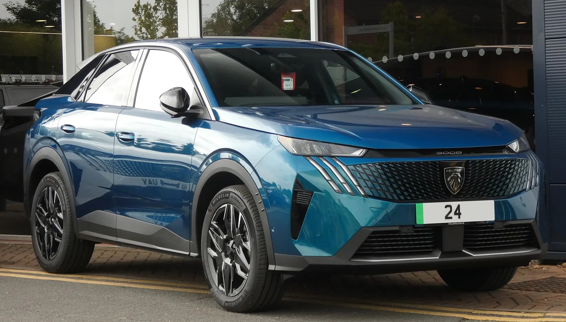 Peugeot e-3008 azul — frente (fotografia de referência)