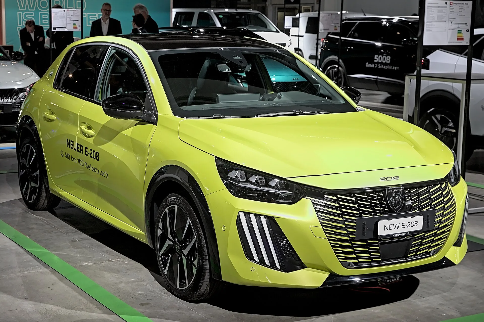 Peugeot e-208 amarelo — frente (fotografia de referência)