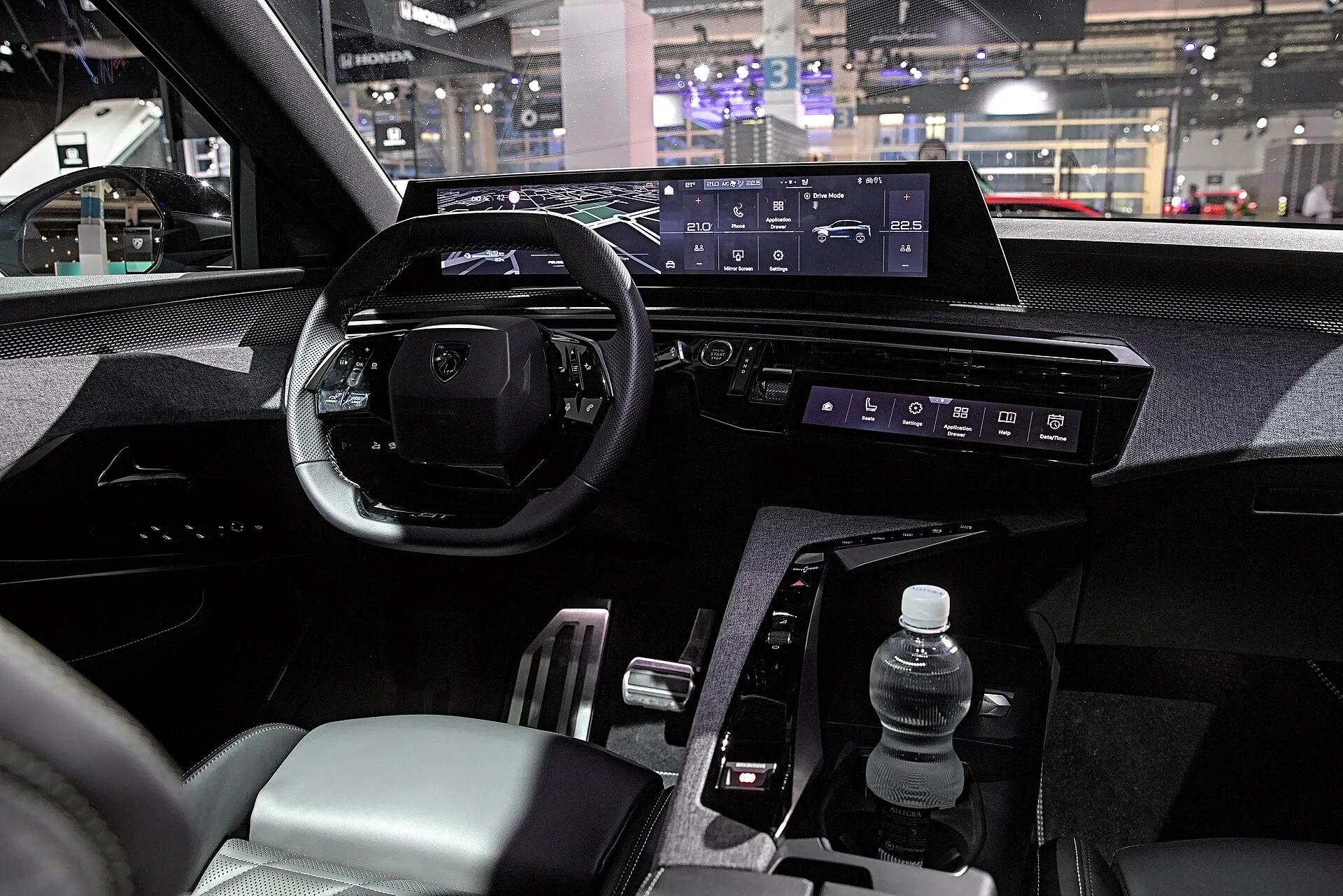 Peugeot e-3008 interior preto e cinzento — interior (fotografia de referência)