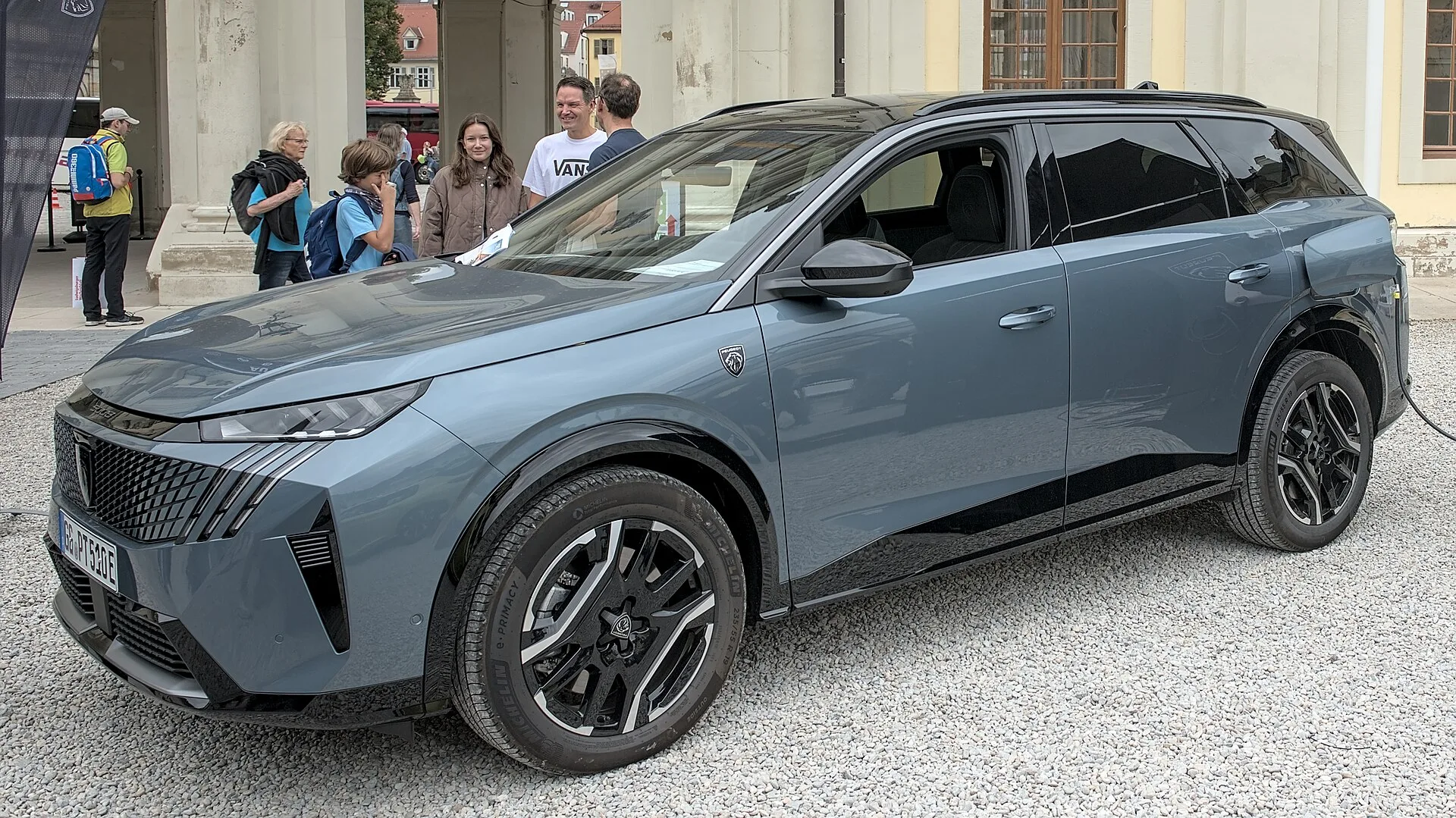 Peugeot e-5008 cinzento — frente (fotografia de referência)