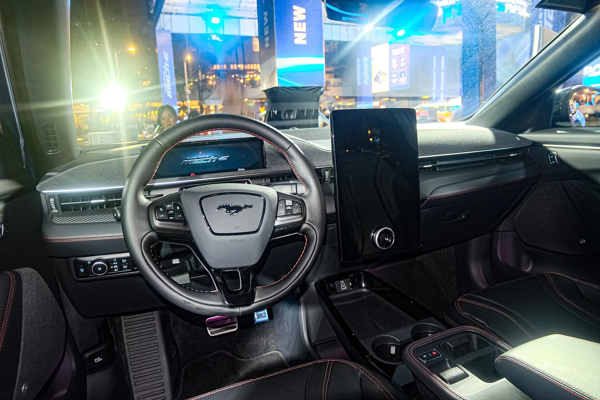 Ford Mustang Mach-E interior preto — interior (fotografia de referência)